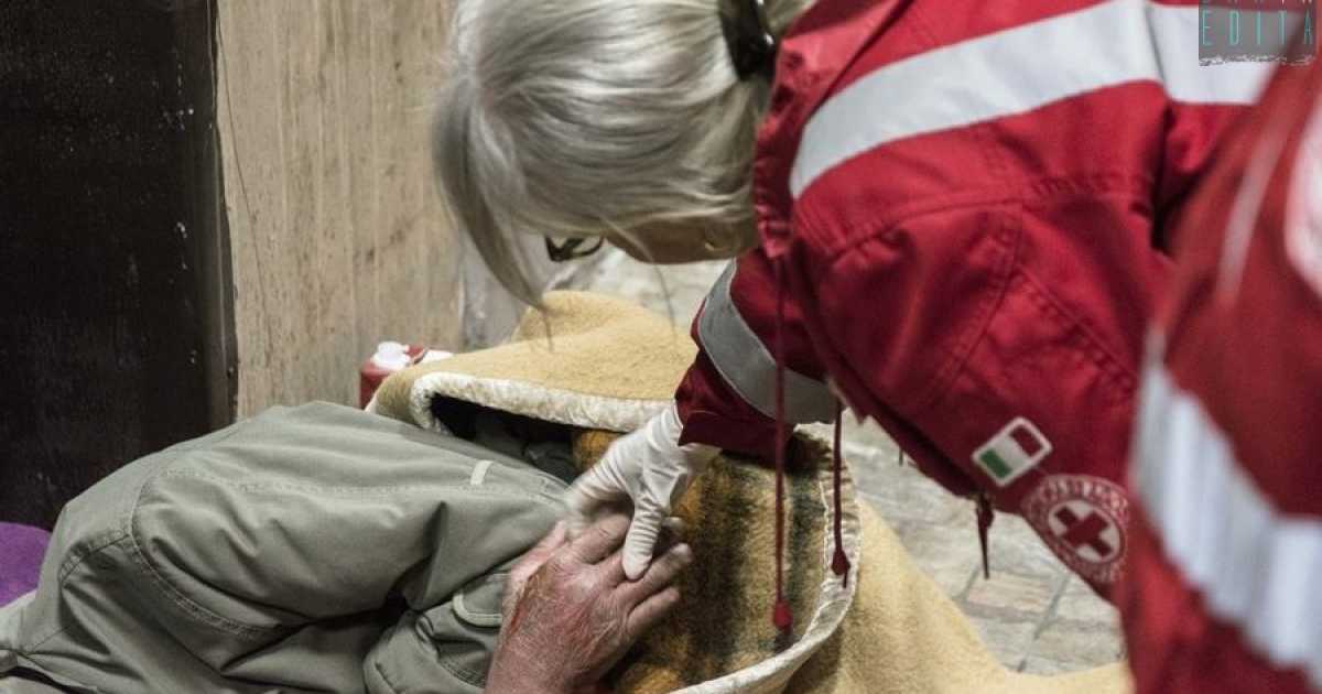 Stazione di Bari, una notte tra i clochard e i loro "angeli": �A volte basta un sorriso�